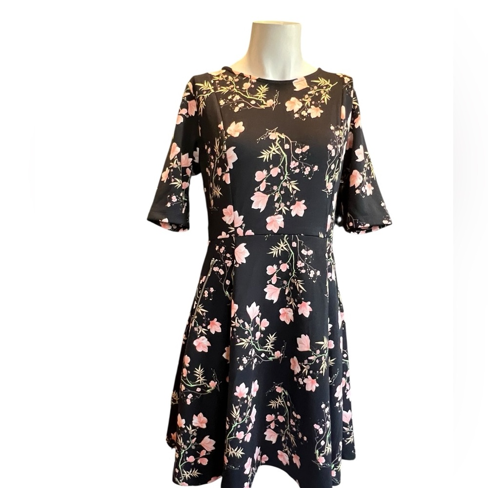 Body FlirtChic Floral Midi Dress in Black and Pink color